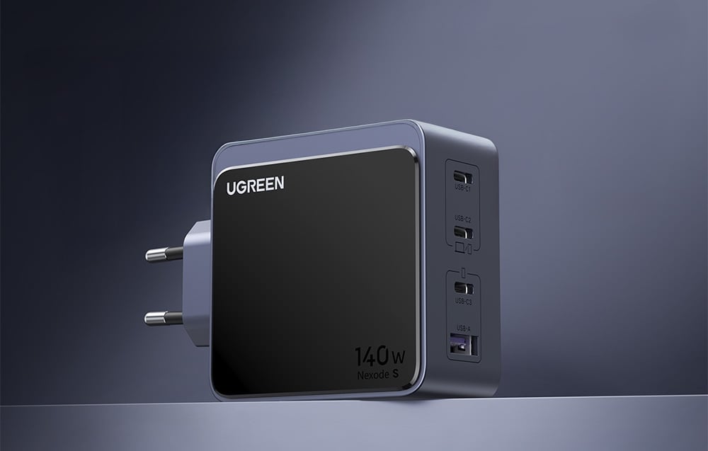 Czarna ładowarka sieciowa UGREEN Nexode S 140W z widocznymi czterema portami USB (trzy USB-C i jeden USB-A)