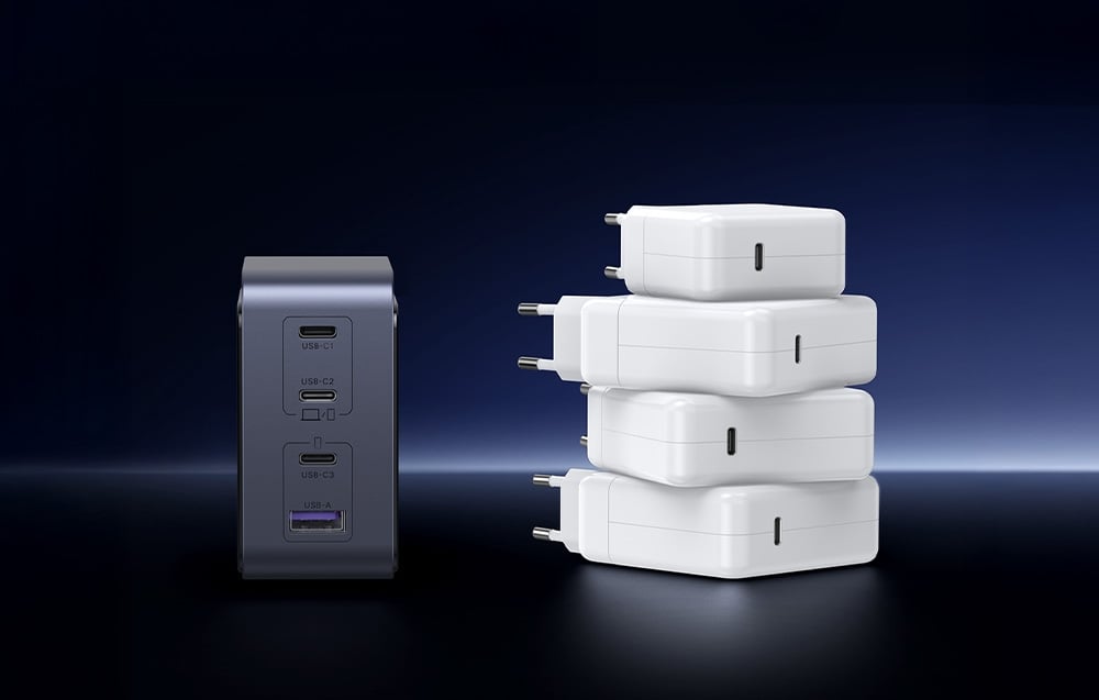 Porównanie rozmiaru ładowarki UGREEN Nexode S 140W z czterema większymi białymi ładowarkami ustawionymi jedna na drugiej