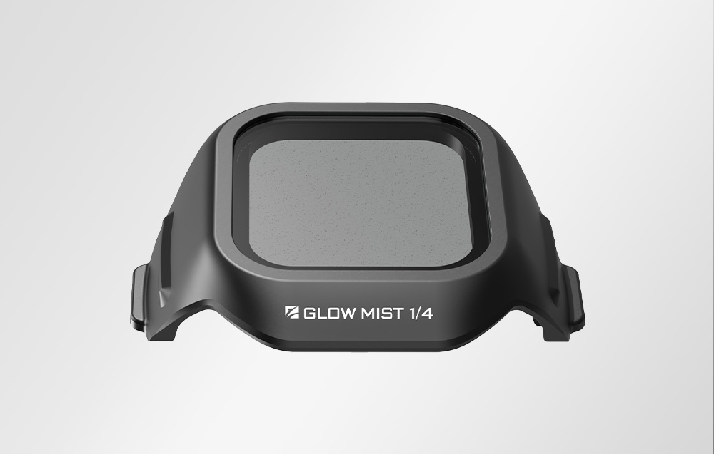 Pohled zhora na filtr Glow Mist 1/4 pro dron se šedým difuzním sklem v černém rámečku na bílém pozadí