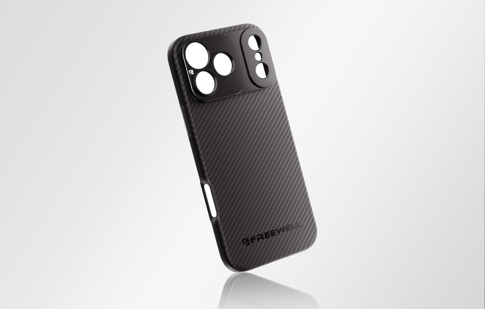 Etui Freewell do iPhone z systemem mocowania obiektywów w czarnym wykończeniu carbon z odbiciem na białym tle