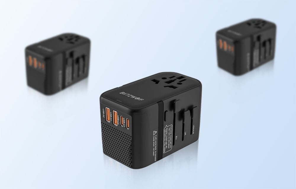 3 czarne adaptery Blitzwolf z portai USB na niebieskim tle