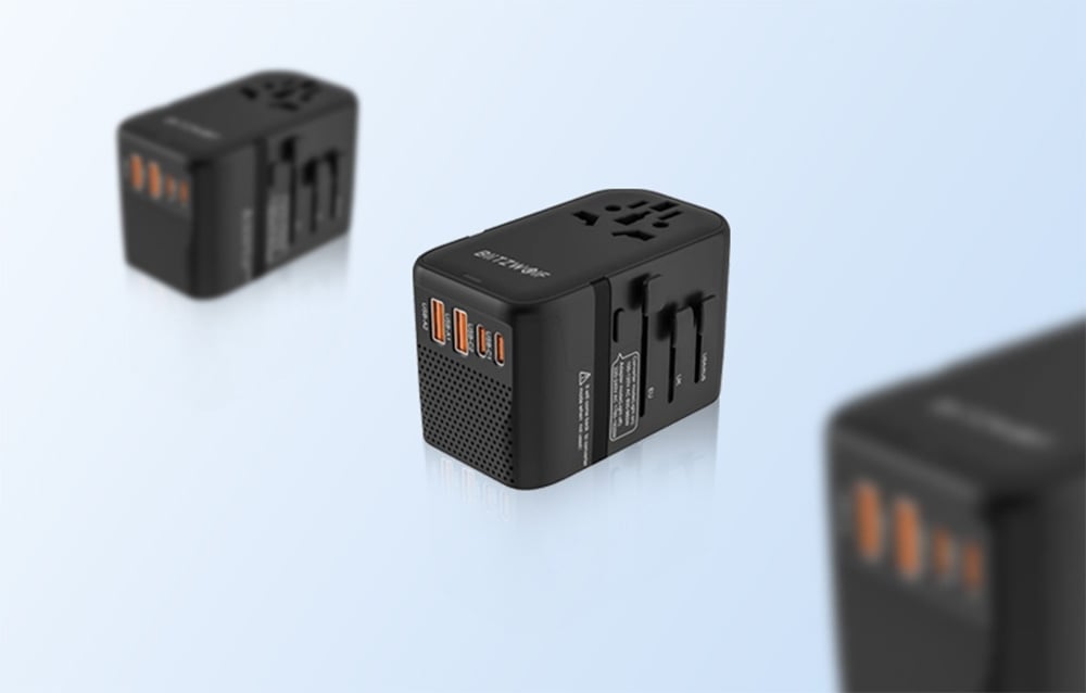 3 adaptery podróżne Blitzwolf z portai USB na niebieskim tle