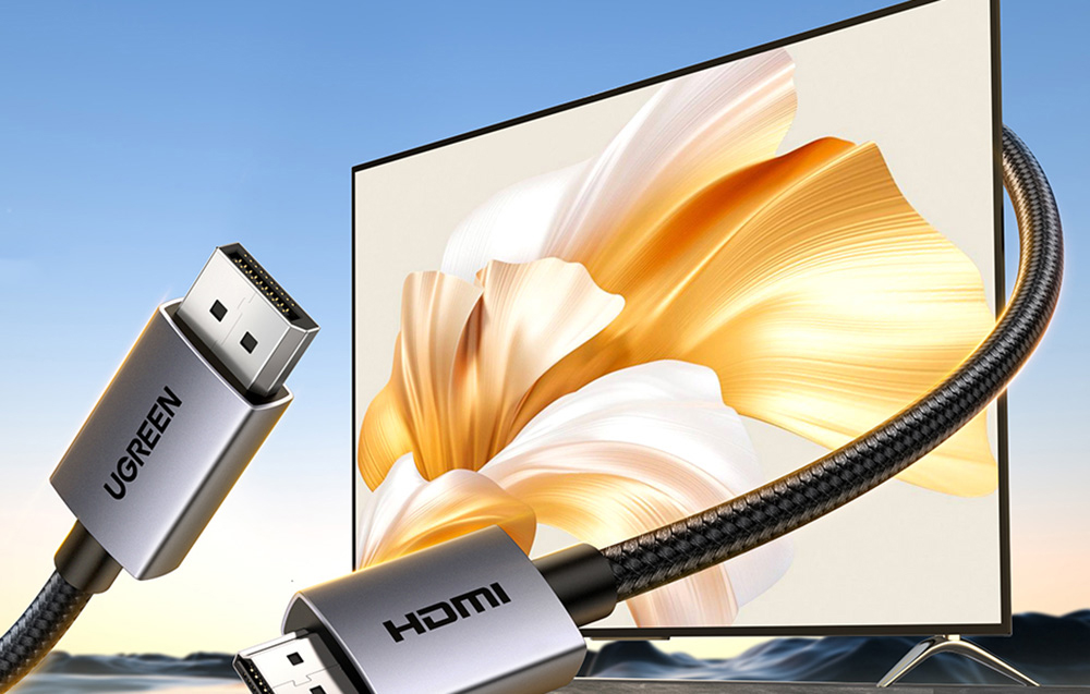 HDMI Kabel von UGREEN mit DisplayPort- und HDMI-Steckern vor einem Monitor