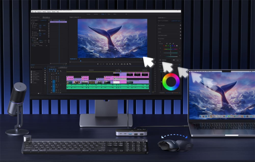 Arbeitsplatz zur Videobearbeitung mit zwei Monitoren, Laptop und KVM-Switch
