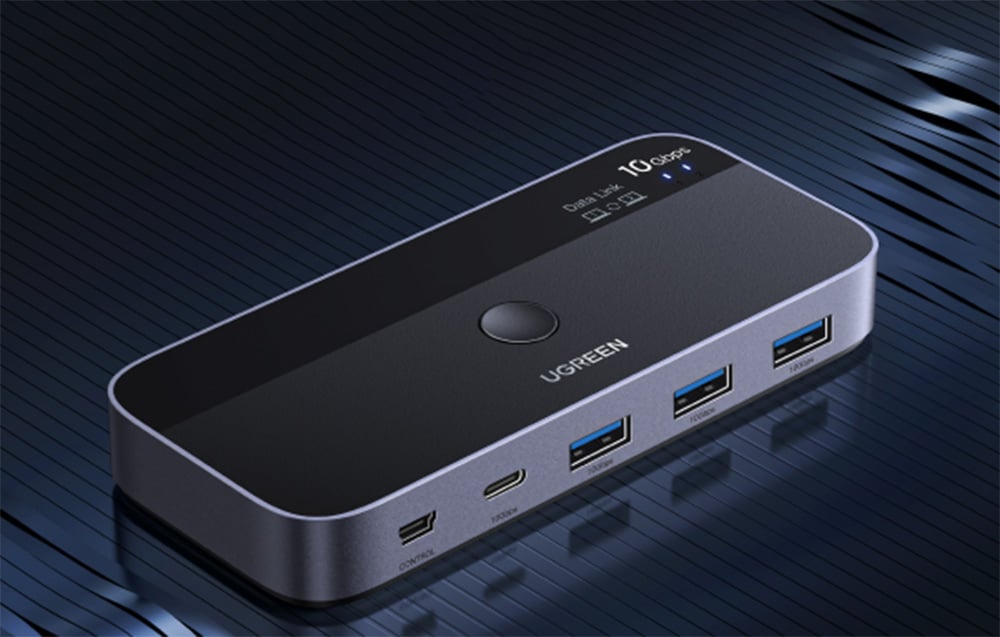 KVM-Switch von UGREEN mit USB- und HDMI-Ports auf dunklem Hintergrund