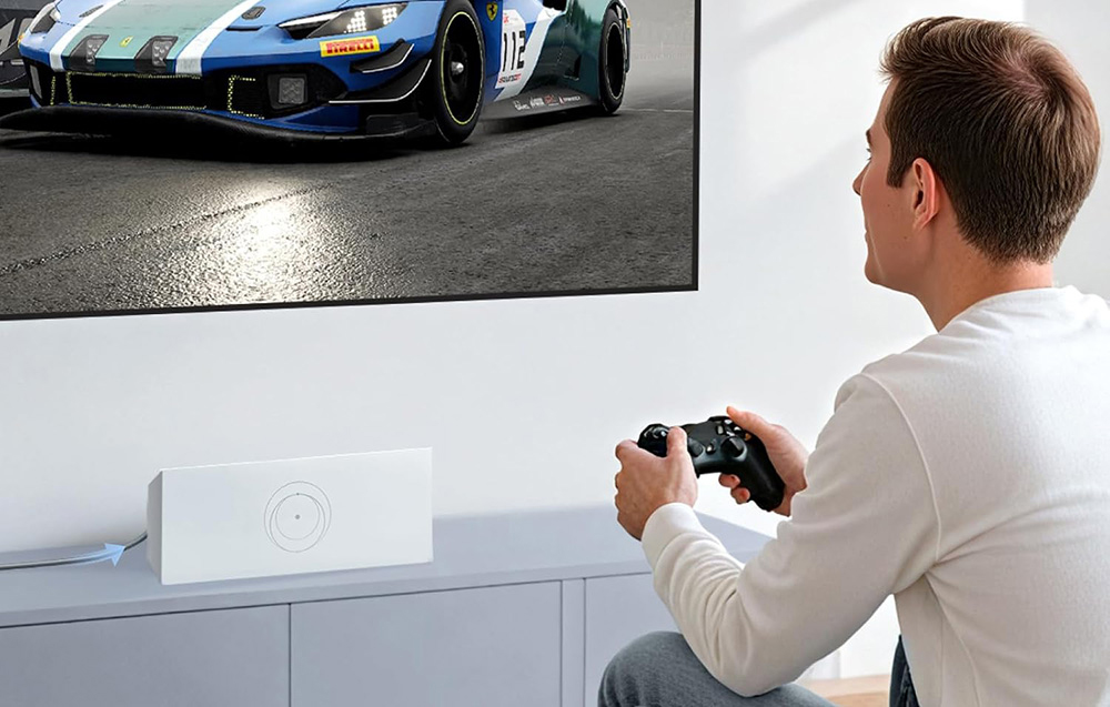 Mann, der ein Rennspiel auf einer Konsole spielt