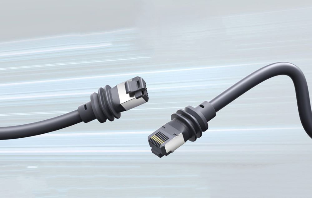 Zwei Ethernet RJ45 Stecker mit gummiartigen Schutzkappen zum Verhindern des Kabelknickens