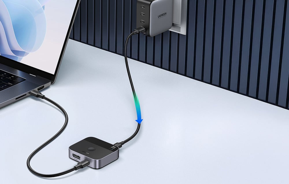 Laptop, der über ein Kabel mit dem UGREEN-Gerät verbunden ist, Grafik zeigt die Datenübertragung zum Ladegerät