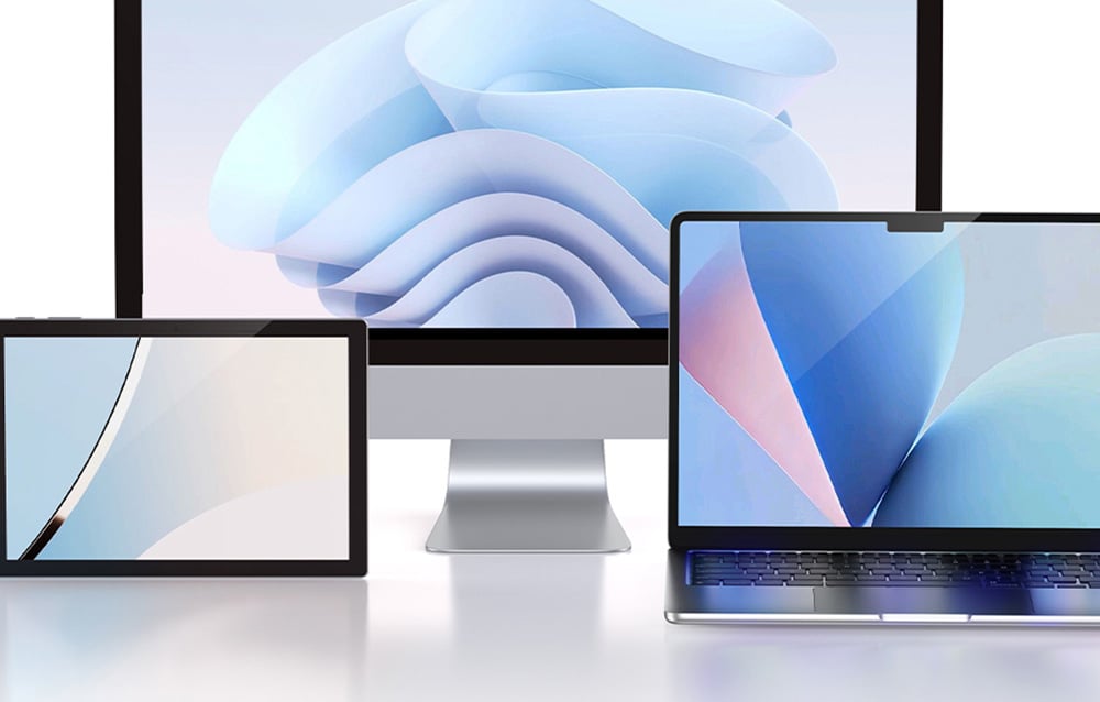 Drei Geräte zeigen pastellfarbene abstrakte Hintergründe: Tablet, Desktop-Monitor und Laptop