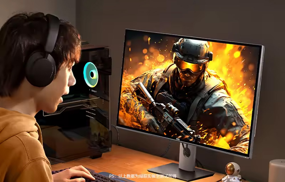 Spieler mit Kopfhörern vor einem Monitor, der eine Szene aus einem FPS-Spiel mit einem Soldaten und Explosionen im Hintergrund zeigt