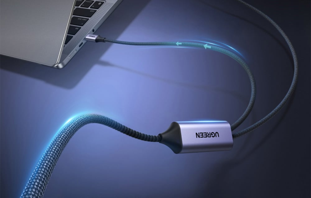 UGREEN USB-C Kabel an einen Laptop mit blauer Datenflussbeleuchtung angeschlossen
