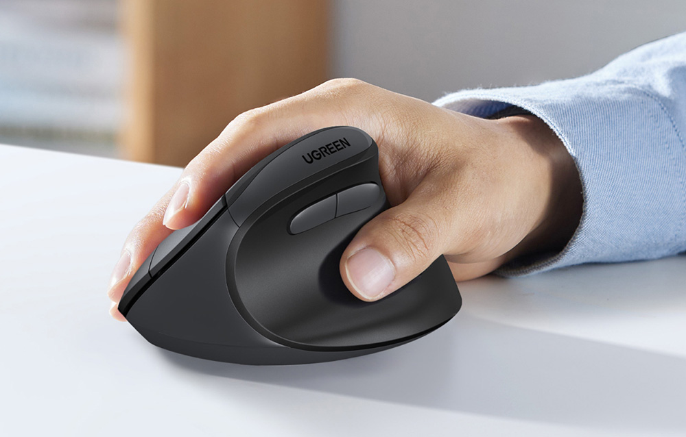 Person, die eine drahtlose Maus in der Hand hält