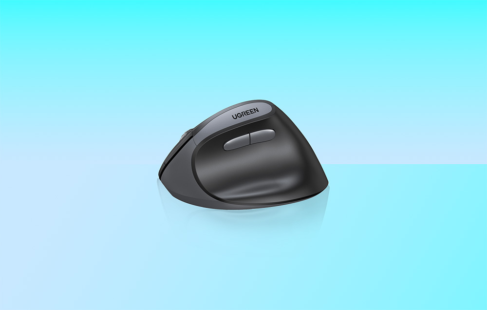 Schwarze drahtlose Maus auf blauem Hintergrund