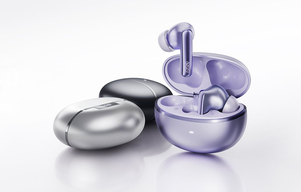 Trzy etui ze słuchawkami bezprzewodowymi, jedno otwarte z fioletowymi słuchawkami w środku, pozostałe zamknięte w kolorze srebrnym i czarnym