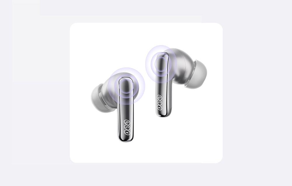 Dwie srebrne bezprzewodowe słuchawki douszne z widocznymi efektami dotykowej kontroli na białym tle