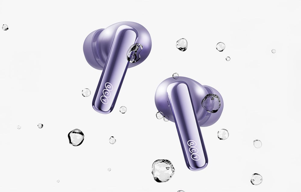 Dwie fioletowe słuchawki bezprzewodowe otoczone kroplami wody na białym tle