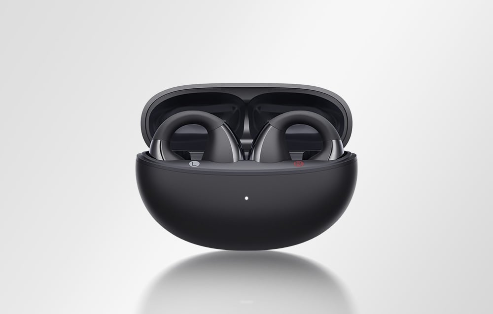 Czarne etui ładujące z otwartą pokrywą, zawierające douszne słuchawki bezprzewodowe z oznaczeniami L i R