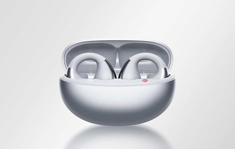 Etui ładujące w kolorze srebrnym z otwartą pokrywką, zawierające dwie słuchawki dokanałowe