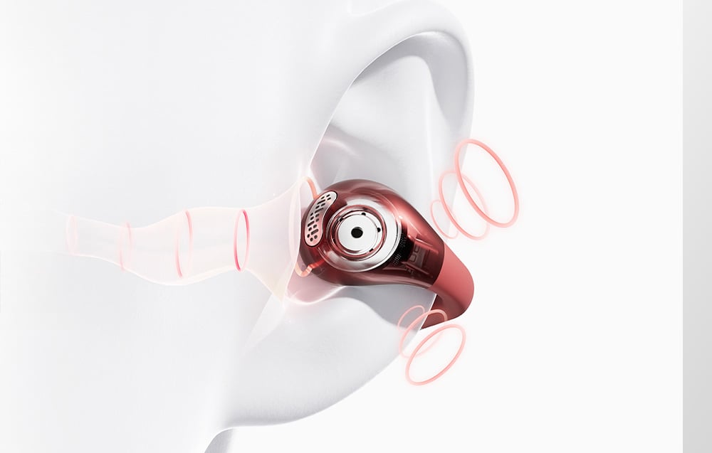 Zbliżenie na czerwoną słuchawkę QCY umieszczoną w uchu, z wizualizacją przepływu dźwięku