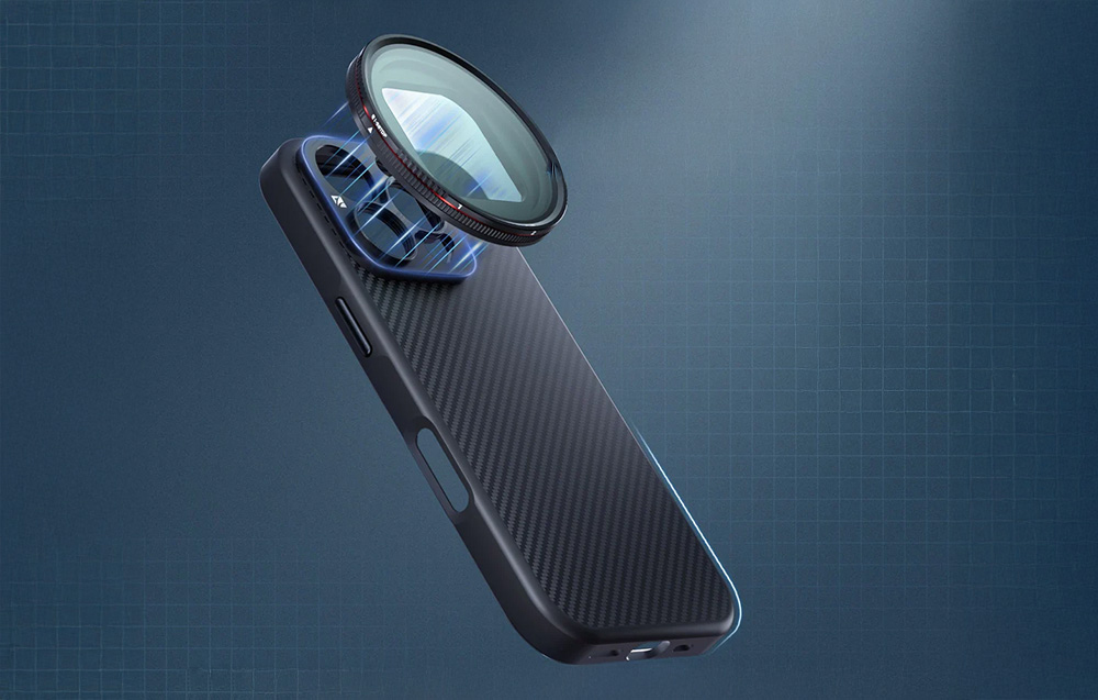 Etui carbonowe do iPhone z zamontowanym okrągłym obiektywem szerokokątnym na niebieskim tle