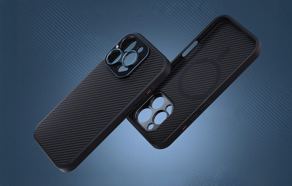 Dwa czarne etui carbonowe do iPhone leżące na sobie pod kątem, widoczne aparaty i przyciski