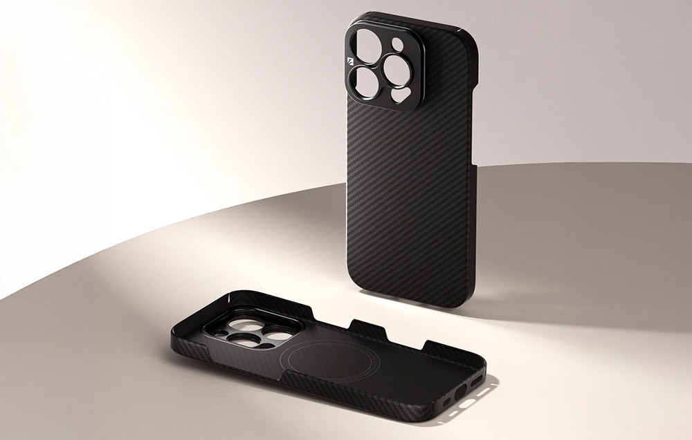 Czarne etui carbonowe do iPhone stojące z otwartą tylną klapką pokazującą wewnętrzną konstrukcję