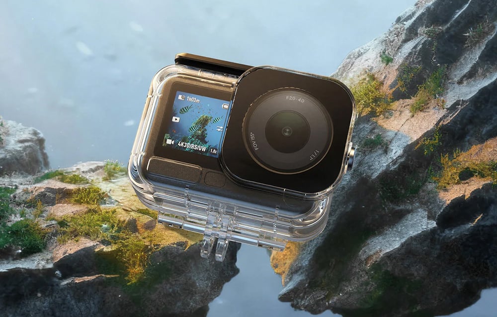 Kamera DJI Osmo Action 6 w przezroczystej wodoodpornej obudowie na tle podwodnych skał