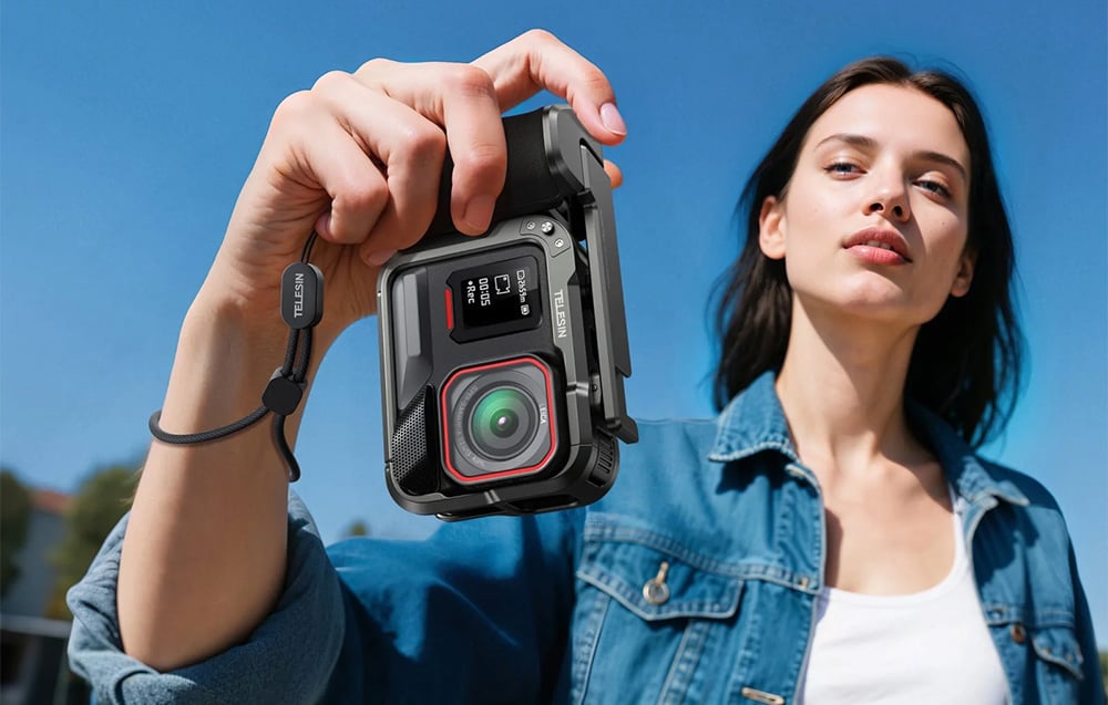 Kobieta trzyma kamerę Insta360 w obudowie Telesin z uchwytem na tle nieba