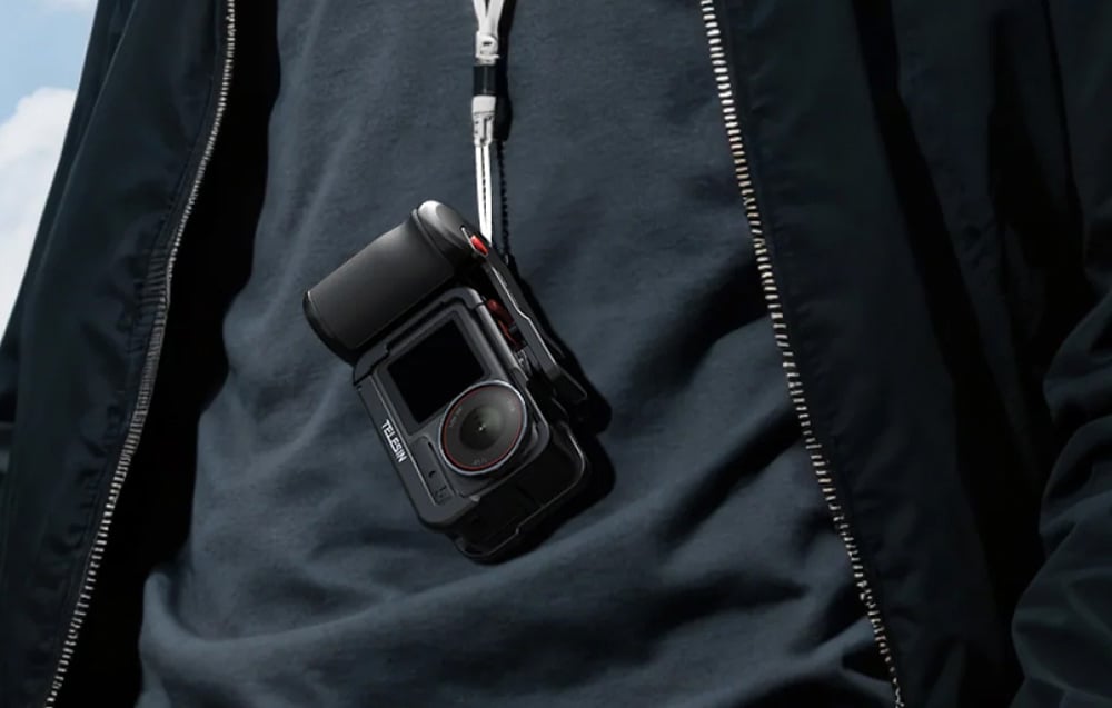 Kamera DJI Osmo Action w czarnej obudowie Telesin zawieszona na smyczy na koszulce