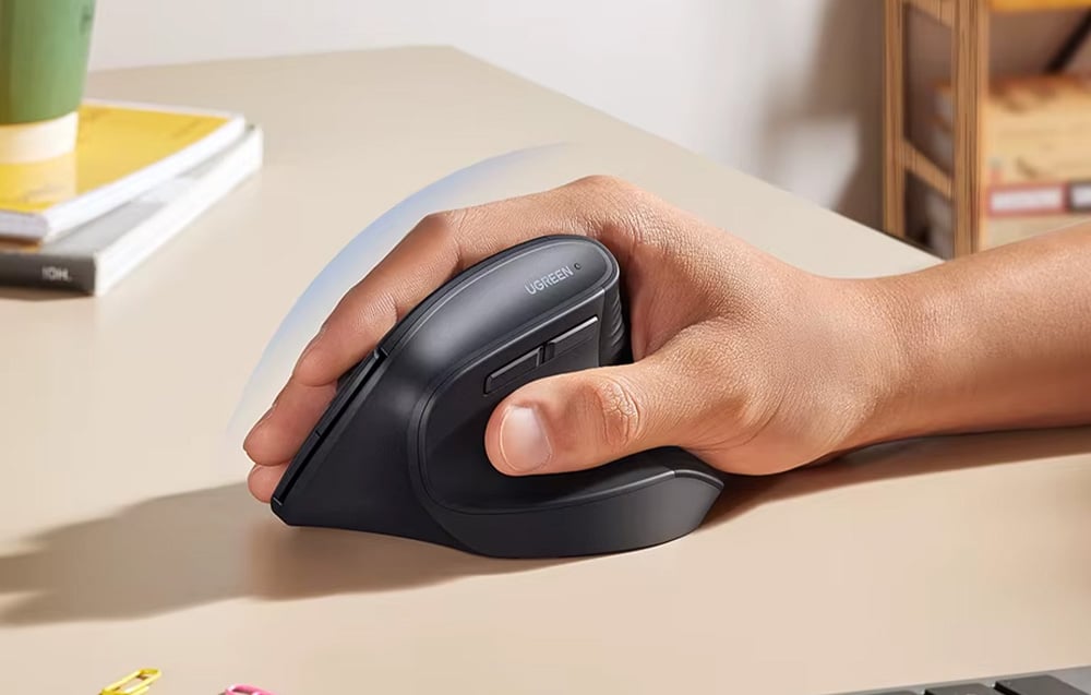 Trzymana w dłoni czarna mysz Ugreen