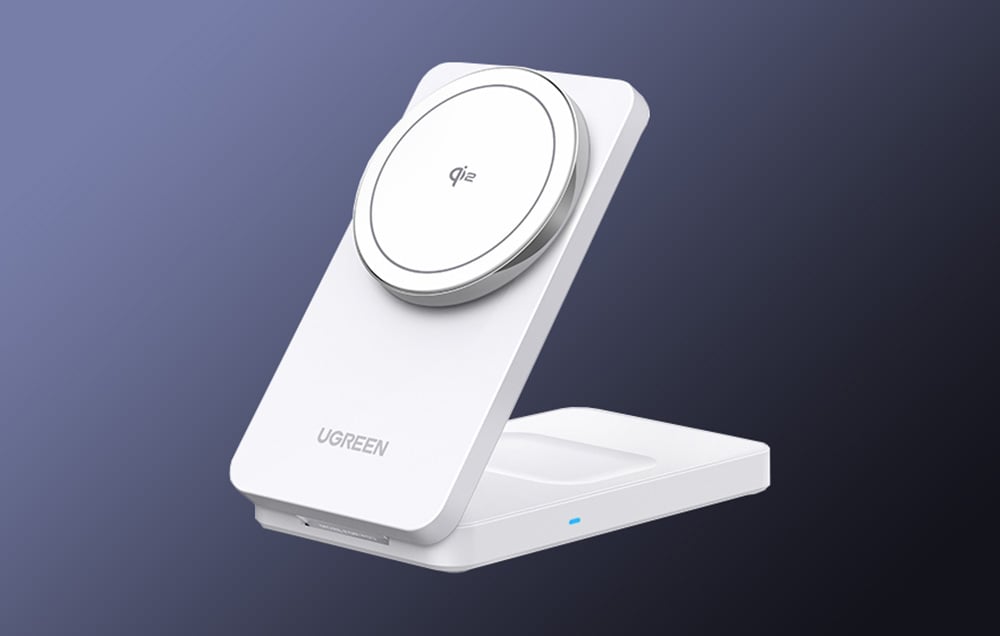 Biała ładowarka magnetyczna Ugreen QI2 na ciemnym tle