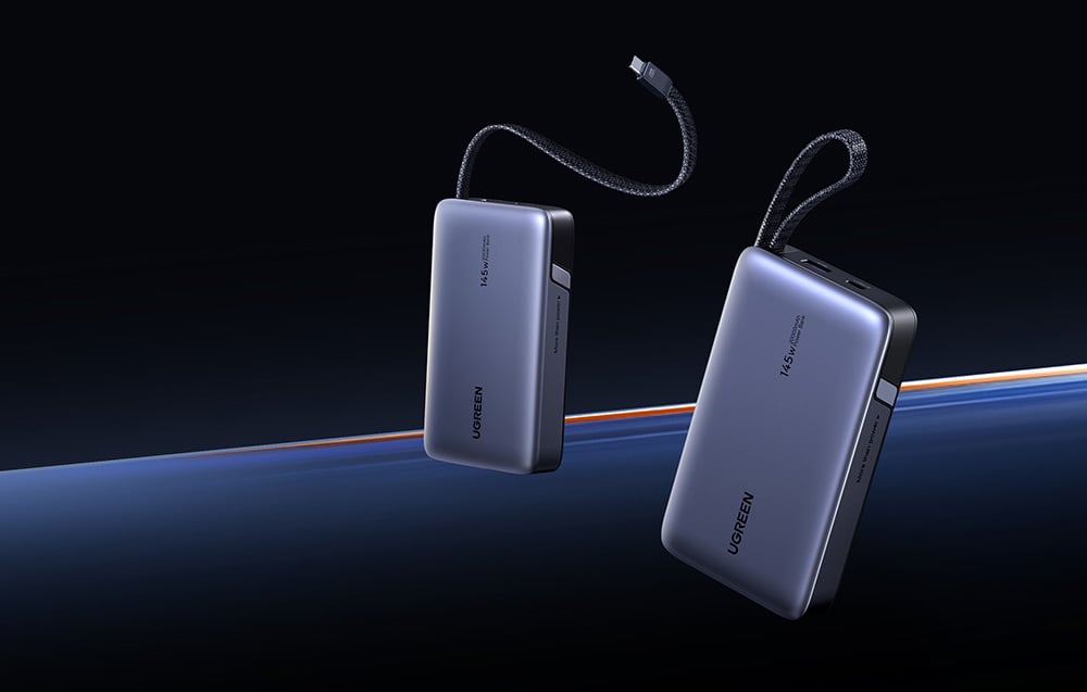 2 szare powerbanki Ugreen z wbudowanymi kablami na ciemnym tle