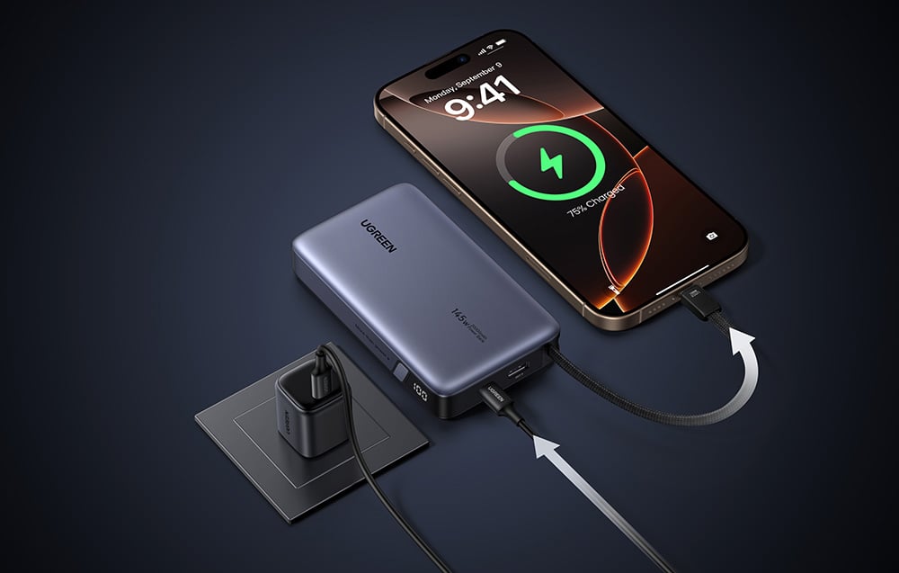 Powerbank Ugreen podłączony do zasilania i smartfona