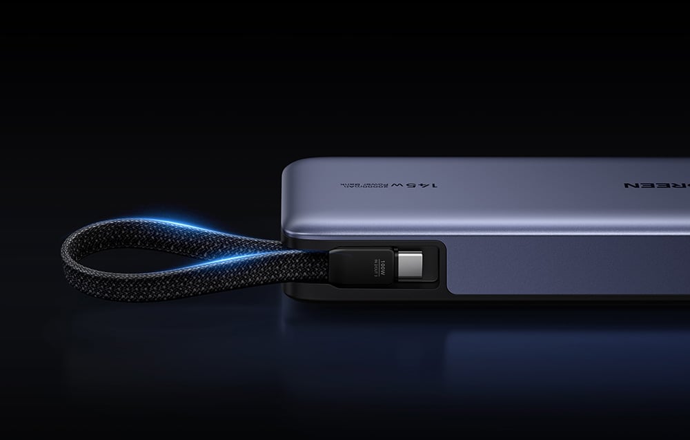 Powerbank Ugreen z wbudowanym kablem na czarnym tle