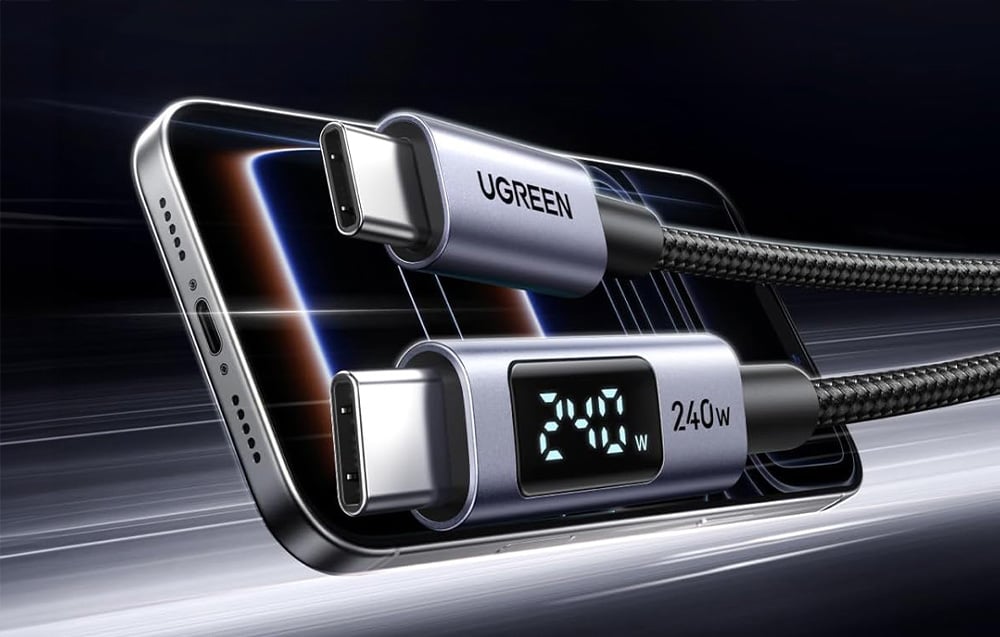 Cablul USB-C Ugreen cu afișaj lângă smartphone