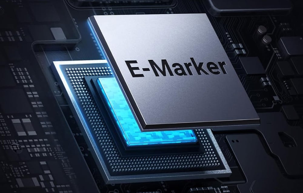 Chip E-Marker pe un fundal întunecat