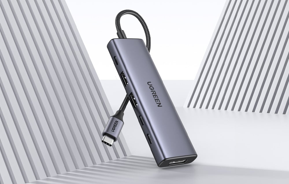 Hub Ugreen z kablem USB-C na szarym tle