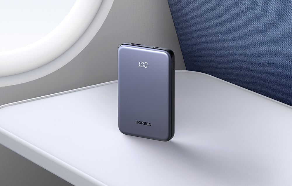 Grauer Ugreen-Powerbank auf einem weißen Tisch