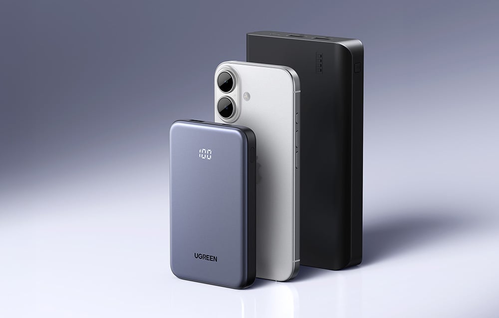 Ugreen-Powerbank neben einem Smartphone und einem weiteren Powerbank auf grauem Hintergrund
