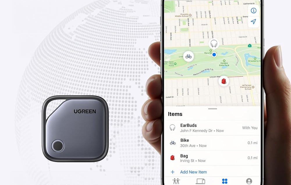 Trzymany w dłoni smartfon z włączoną mapą, obok lokalizator Ugreen