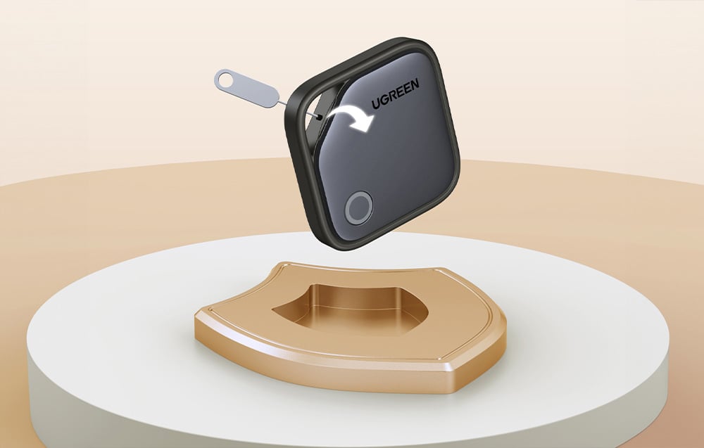 UGREEN Locator vor einem goldenen Hintergrund