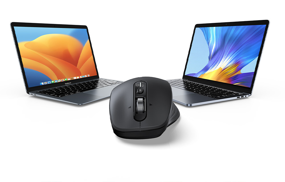 Czarna mysz bezprzewodowa obok 2 laptopów na białym tle