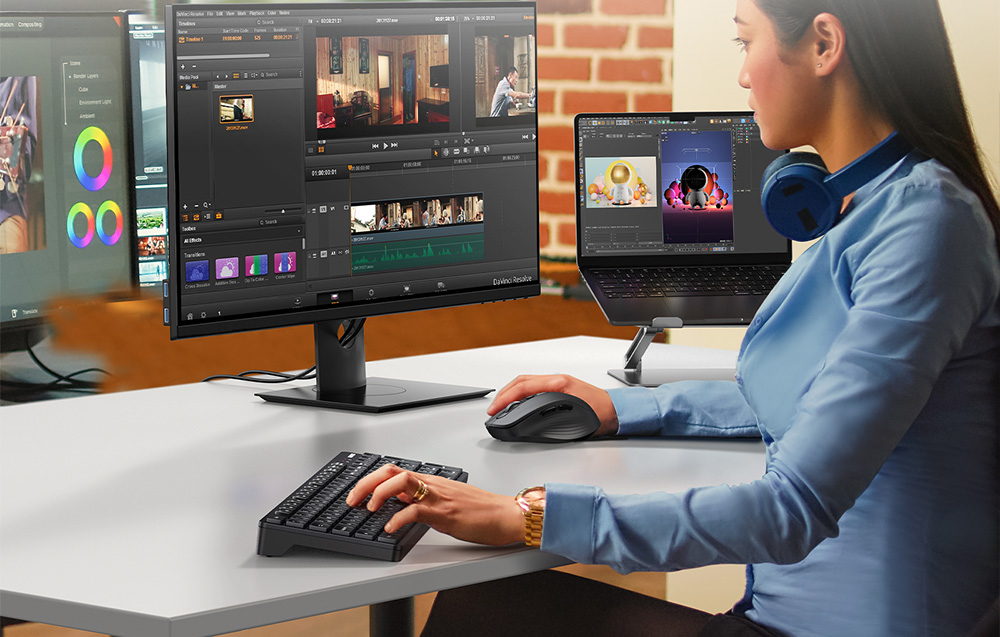 Kobieta w niebieskiej koszuli przed komputerem korzysta z programu do edycji wideo.