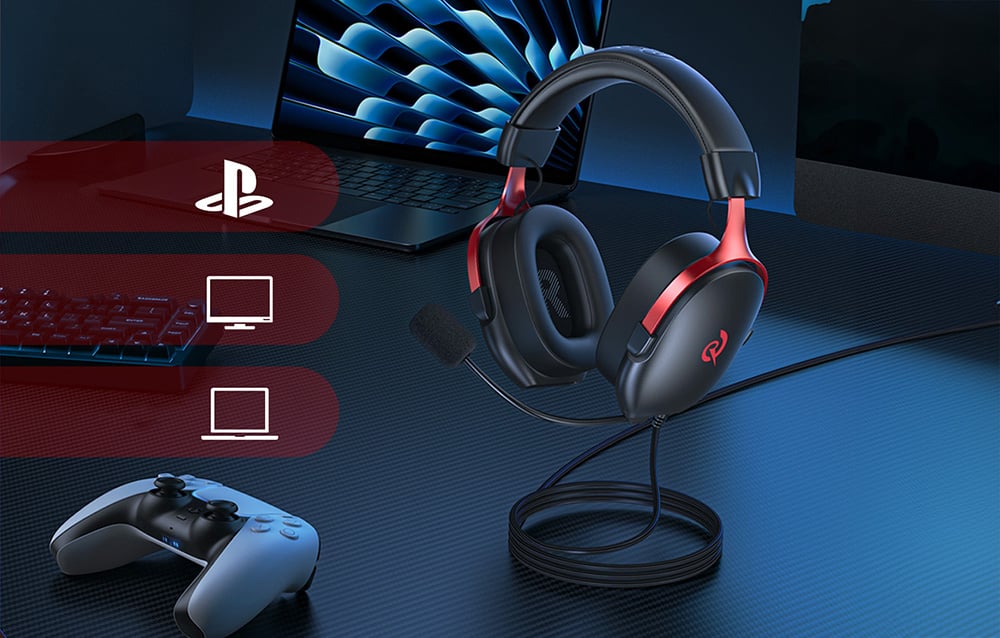Słuchawki z mikrofonem na biurku, z ikonami wskazującymi kompatybilność z PlayStation, komputerem stacjonarnym i laptopem.