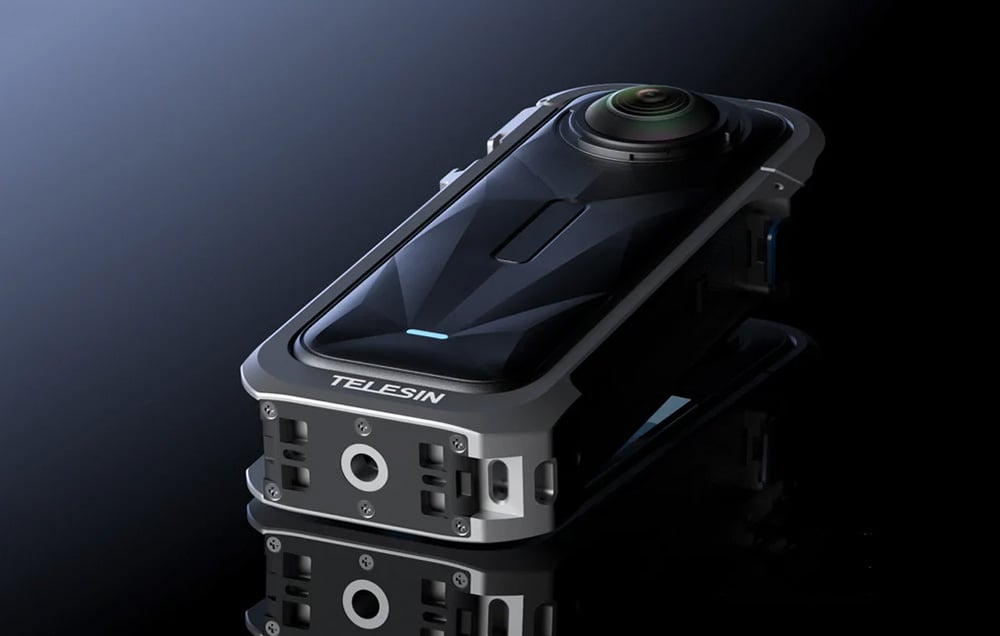 Kamera im Gehäuse Telesin liegt auf einem schwarzen Tisch