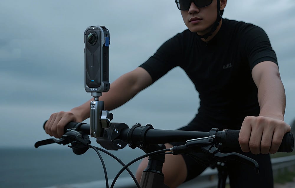 Mann fährt mit einem am Lenker befestigten Kamera im Gehäuse Telesin Rad