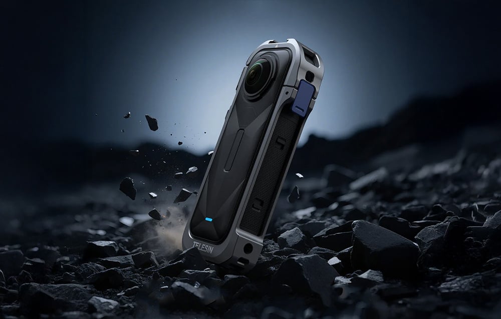 Sportkamera im Schutzgehäuse Telesin auf schwarzen Steinen