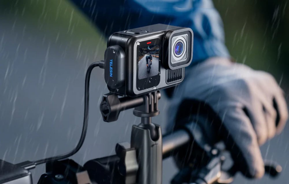 Nahaufnahme der Sportkamera, die an den Ladeadapter von Telesin angeschlossen ist.