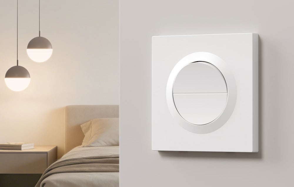 Elegancki przełącznik SONOFF Orb-MW2 na ścianie, w tle łóżko i lampy wiszące