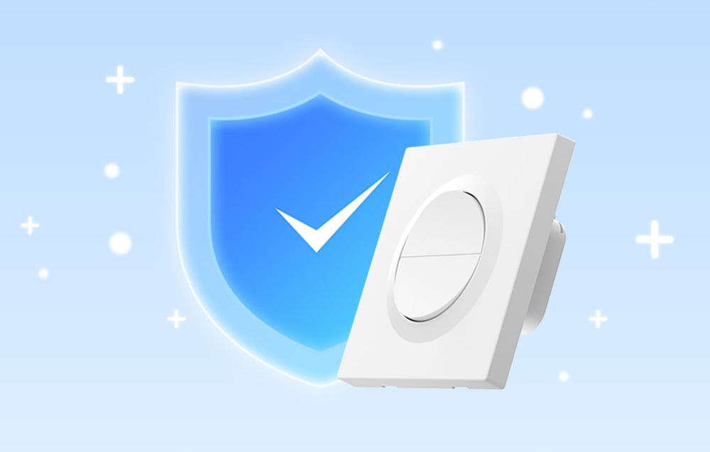 Przełącznik ścienny SONOFF zabezpieczony symboliczną niebieską tarczą z białym ptaszkiem reprezentującą ochronę i bezpieczeństwo